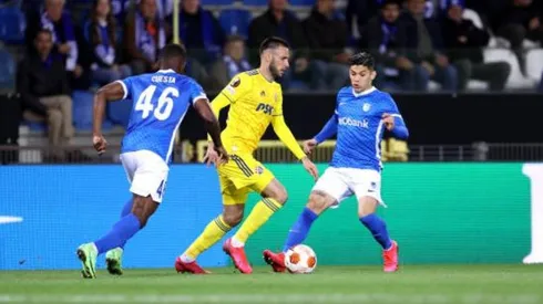 Gerardo Arteaga con su compañero en la defensa Carlos Cuesta y Duje Cop, delantero del Dínamo Zagreb.