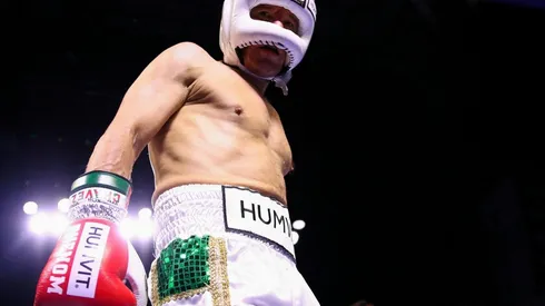 Julio César Chávez y la marca Humvit en su equipamiento de su pelea de exhibición.