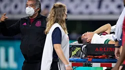 Hirvingo Lozano al recibir los primeros auxilios aquella noche en el estadio AT&T de Arlington.