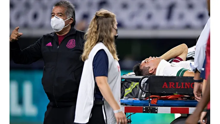 Hirvingo Lozano al recibir los primeros auxilios aquella noche en el estadio AT&T de Arlington.