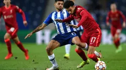 Duelo entre Tecatito Corona y Curtis Jones en el estadio Do Dragao.