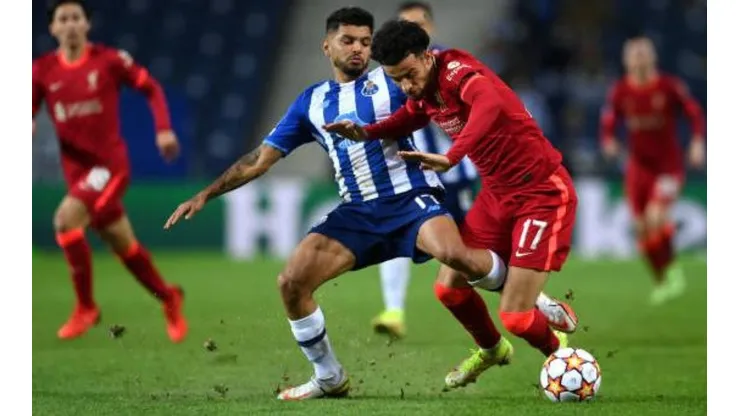Duelo entre Tecatito Corona y Curtis Jones en el estadio Do Dragao.