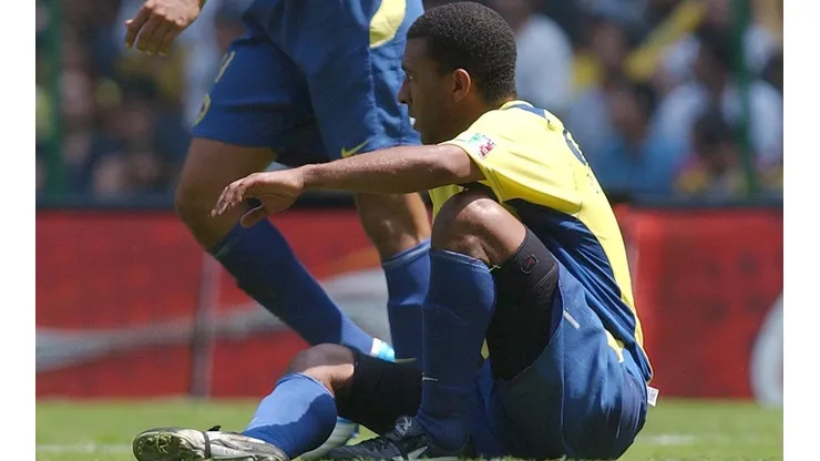 Djalminha ante el Puebla en el torneo Apertura 2004.