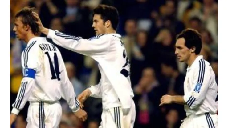 Santiago Solari festeja un gol de Guti para Real Madrid en la Champions League.
