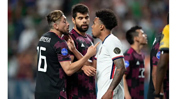 Héctor Herrera contra Weston McKennie en la final de la Nations League.