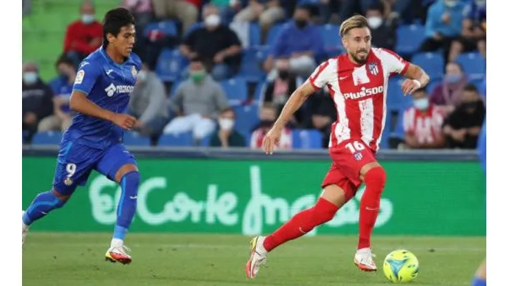 José Juan Macías tras Héctor Herrera.