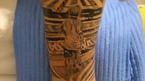 El tatuaje en la pantorrilla derecha de Luca Martínez Dupuy.