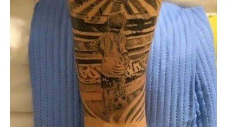 El tatuaje en la pantorrilla derecha de Luca Martínez Dupuy.