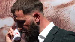 Canelo Álvarez le produzco un corte a Caleb Plant.