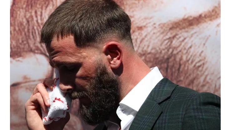 Canelo Álvarez le produzco un corte a Caleb Plant.