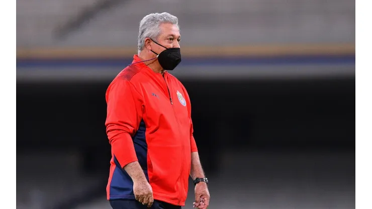 Duro despido de Chivas a Vucetich.