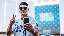 El mexicano lanza la bola al inicio del partido ante Seattle