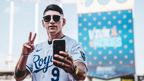 El mexicano lanza la bola al inicio del partido ante Seattle