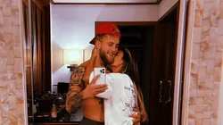 La novia de Jake Paul hizo topless y él la tapó con su mano