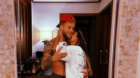 La novia de Jake Paul hizo topless y él la tapó con su mano