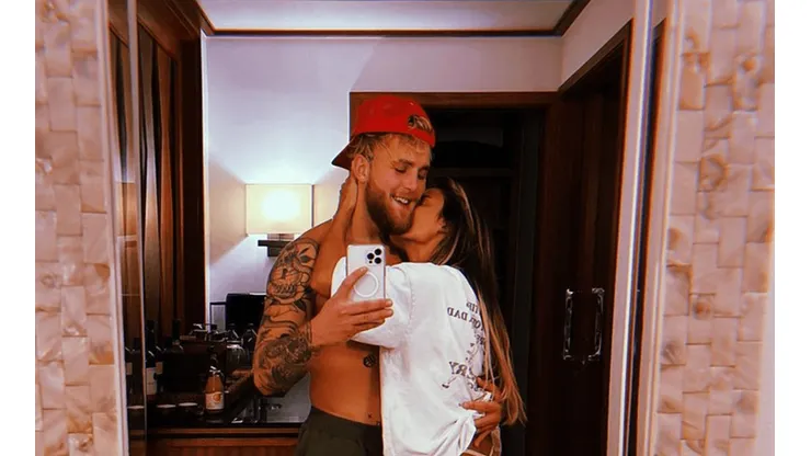 La novia de Jake Paul hizo topless y él la tapó con su mano