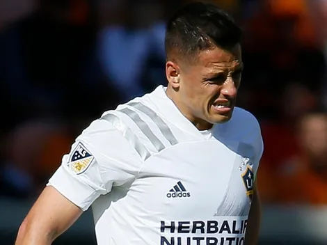 A Javier Hernández le cometieron una dura infracción