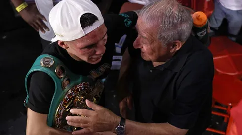 Bob Arum, CEO de Top Rank, salió en defensa de Oscar Valdez