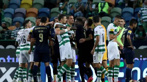 Complicado partido para el Tecatito Corona en el clásico Sporting de Lisboa contra Porto.