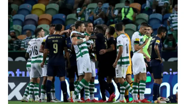 Complicado partido para el Tecatito Corona en el clásico Sporting de Lisboa contra Porto.