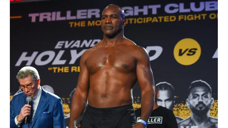 Evander Holyfield se puso terco y se quejó del árbitro que le salvó la vida