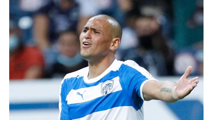 El debut de Suazo en Raya2 se vio opacado por el sismo.