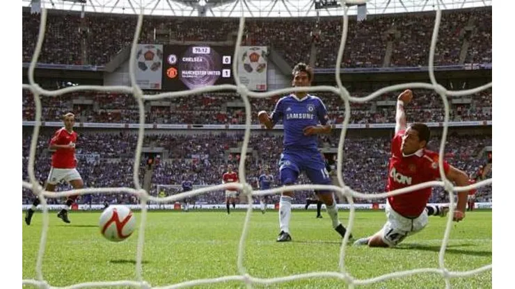 Chicharito Hernández marcó su gol con la cara ante la mirada de Paulo Ferreira.