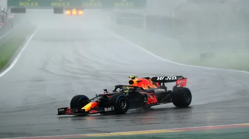 Sergio Pérez bajo la lluvia del Gran Premio de Bélgica, el cual no se pudo desarrollar con normalidad (Foto: Getty Images).