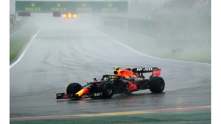 Sergio Pérez bajo la lluvia del Gran Premio de Bélgica, el cual no se pudo desarrollar con normalidad (Foto: Getty Images).