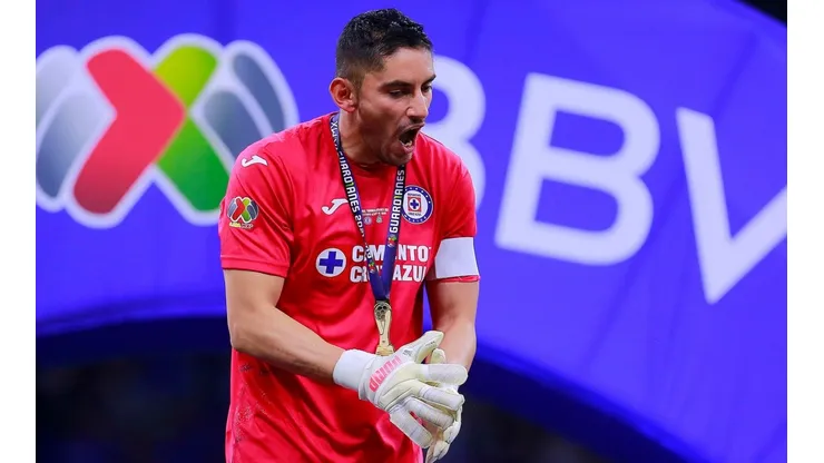 Afición de Cruz Azul se divide tras la vuelta de Corona.