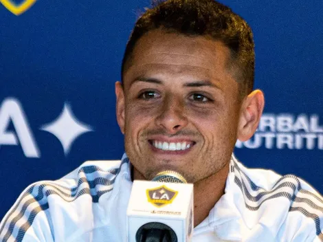 Chicharito presume su nuevo podcast