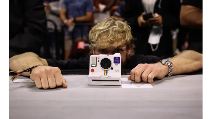 La mejor foto que tomó Logan Paul con su Polaroid en la pelea de Jake Paul y Tyron Woodley