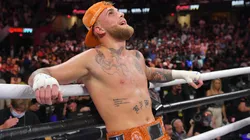 Bronca entre los fanáticos en el regreso de Jake Paul.