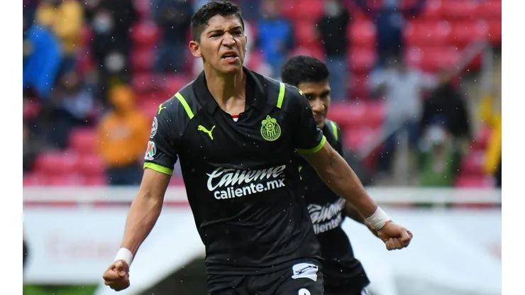 Chivas ganó con polémica y los líderes de opinión estallaron.