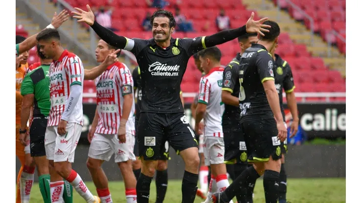 Chivas derrotó a Necaxa con un polémico penal.