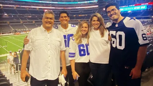 Familia de Isaac Alarcón lo apoya en la pretemporada de los Cowboys