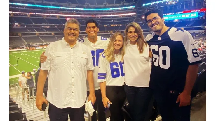 Familia de Isaac Alarcón lo apoya en la pretemporada de los Cowboys