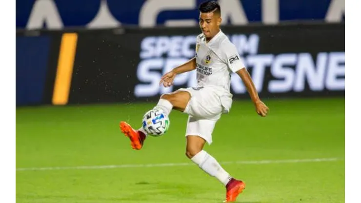 Efraín Álvarez tiene contrato con el Galaxy de Los Ángeles hasta 2023.
