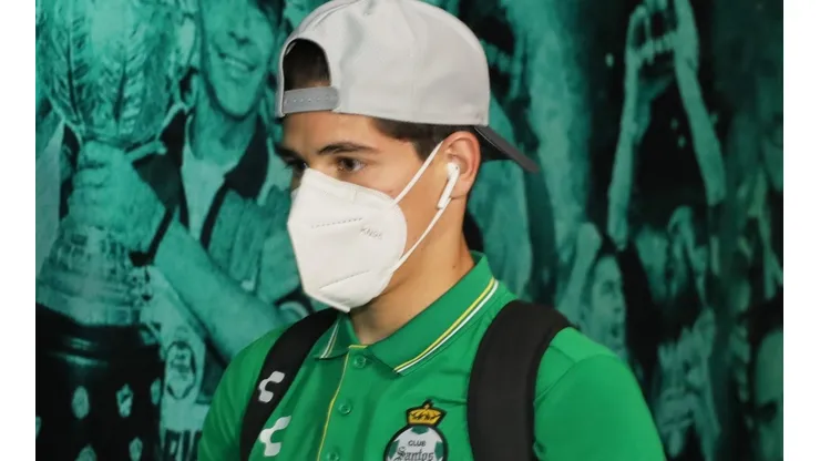 ¿Qué detiene la llegada de Santiago Muñoz con el Newcastle United?