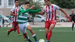 Edwin Heredia -derecha- en un partido del Necaxa sub 17.