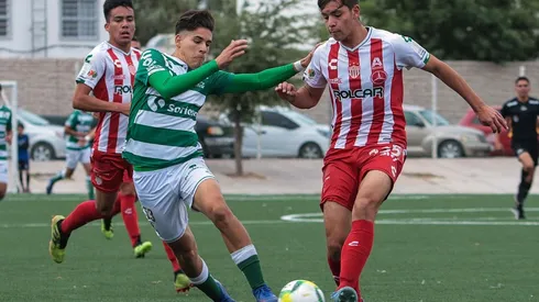 Edwin Heredia -derecha- en un partido del Necaxa sub 17.