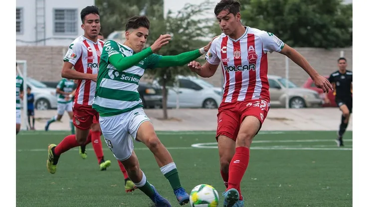 Edwin Heredia -derecha- en un partido del Necaxa sub 17.