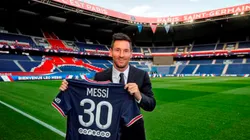 Lionel Messi con su jersey en el Parque de los Príncipes.