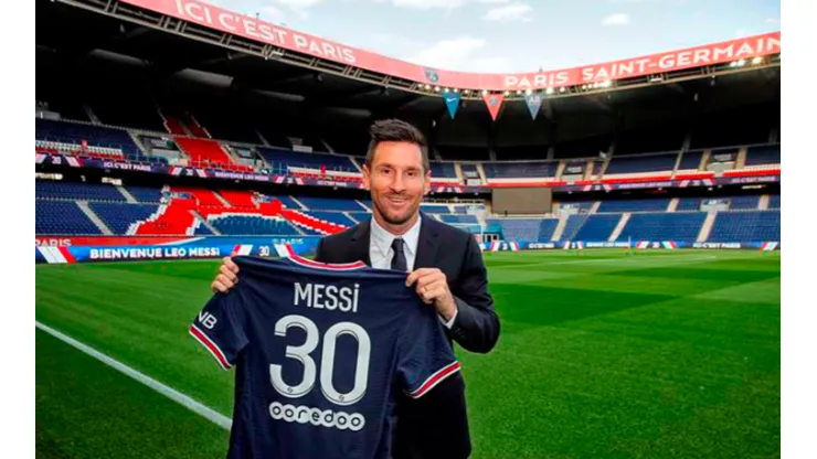 Lionel Messi con su jersey en el Parque de los Príncipes.