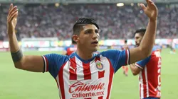 Alan Pulido se metió en el mercado del Rebaño.