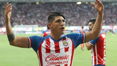 Alan Pulido se metió en el mercado del Rebaño.