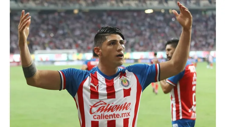 Alan Pulido se metió en el mercado del Rebaño.