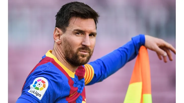 Lionel Messi con la carta en su poder. ¿Qué equipo se lo quedará?