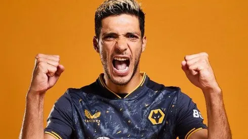 Raúl Jiménez lució el nuevo jersey de visita de los Wolves.