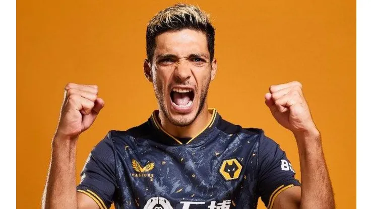 Raúl Jiménez lució el nuevo jersey de visita de los Wolves.